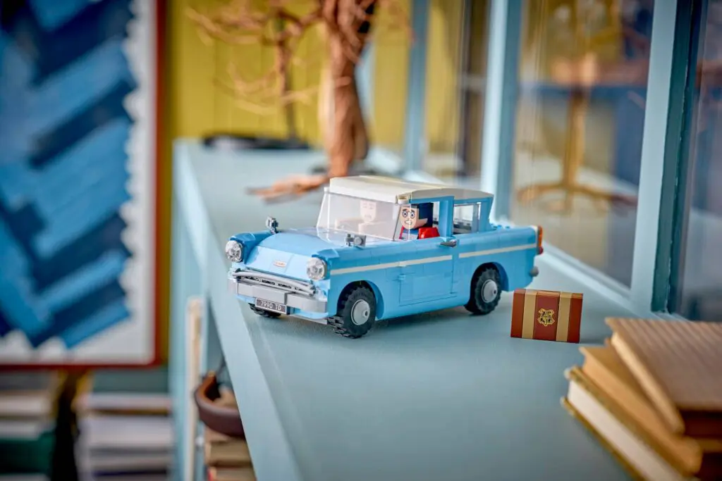 LEGO Harry Potter Enchanted Flying Ford Anglia - view 7