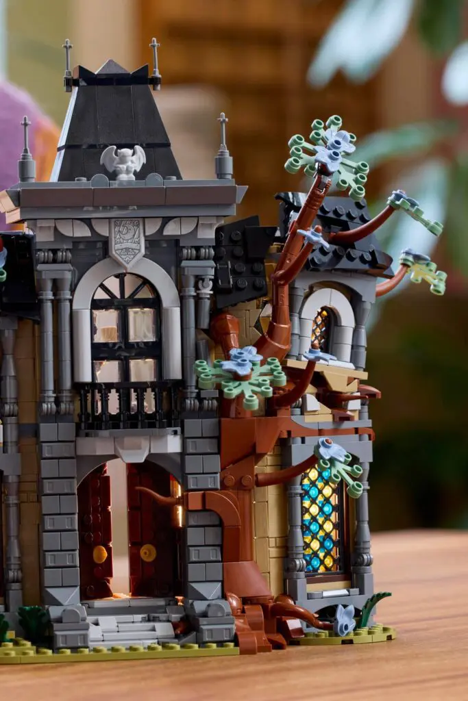 LEGO Icons Mayor Manor - view 7