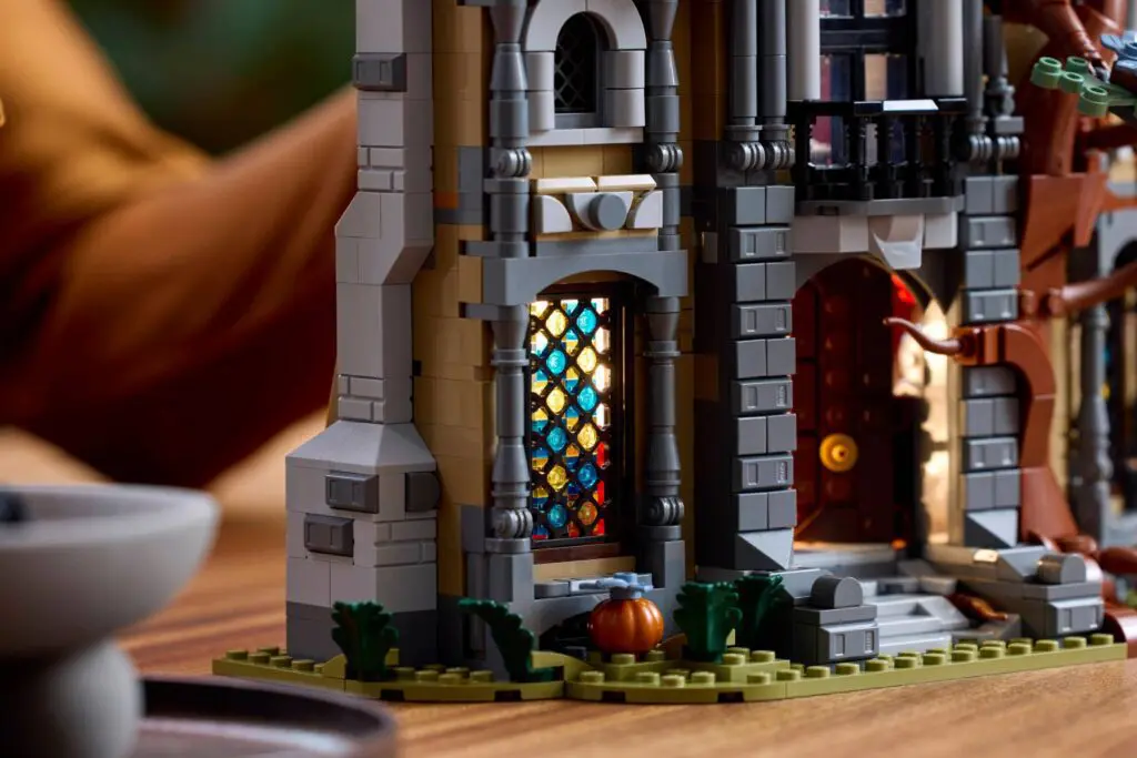 LEGO Icons Mayor Manor - view 8