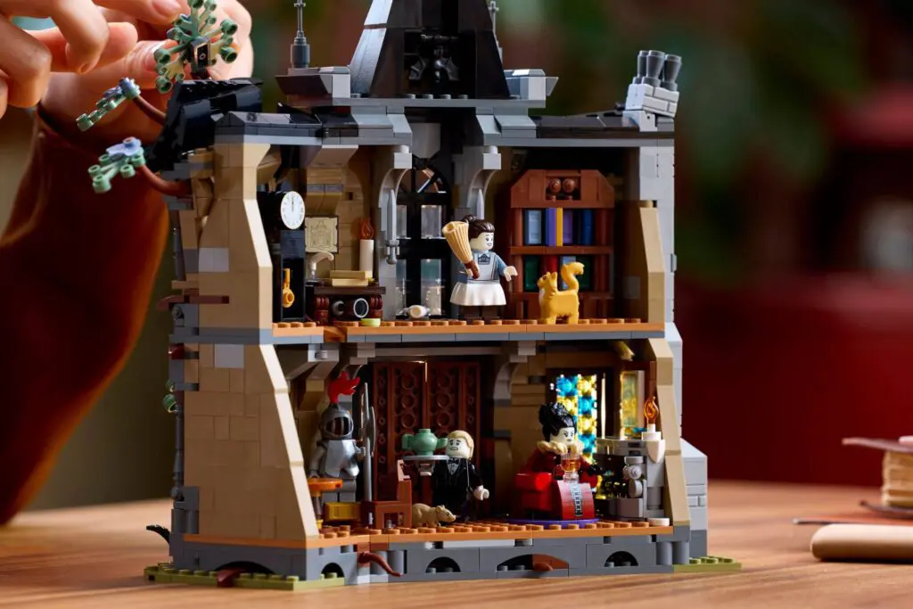 LEGO Icons Mayor Manor - view 9