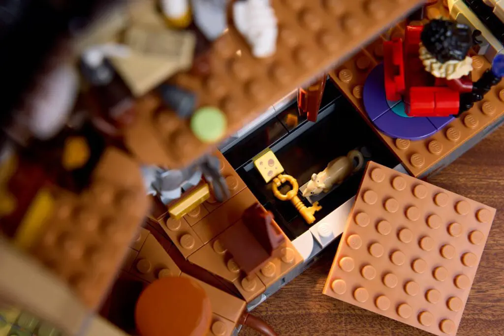 LEGO Icons Mayor Manor - view 10