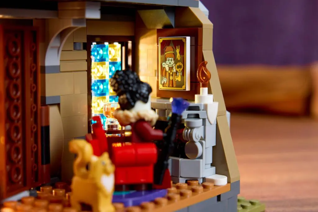 LEGO Icons Mayor Manor - view 11