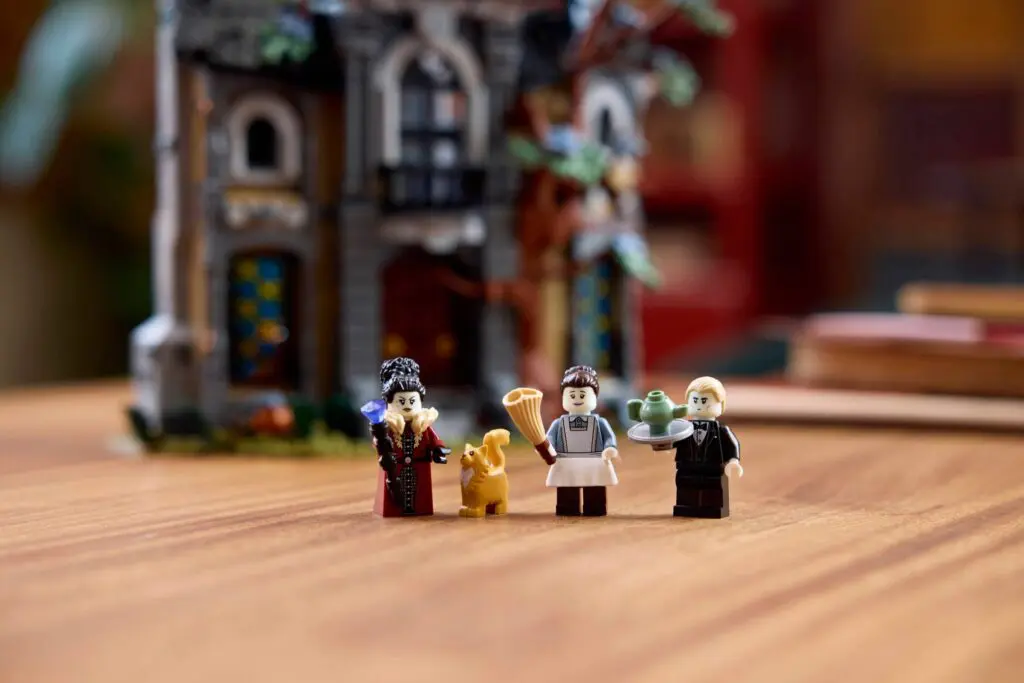 LEGO Icons Mayor Manor - view 13