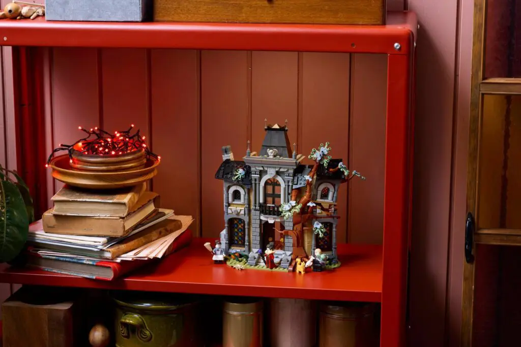 LEGO Icons Mayor Manor - view 15