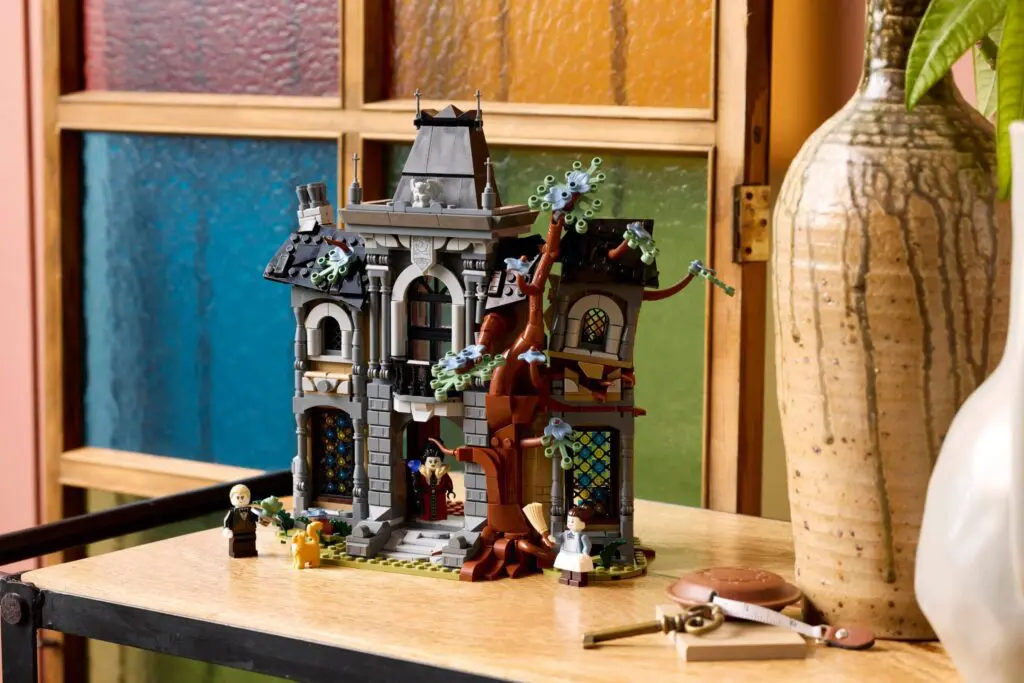 LEGO Icons Mayor Manor - view 16