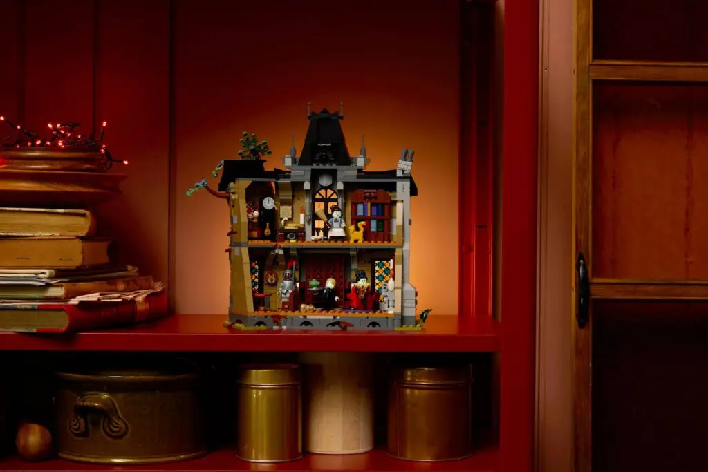 LEGO Icons Mayor Manor - view 17