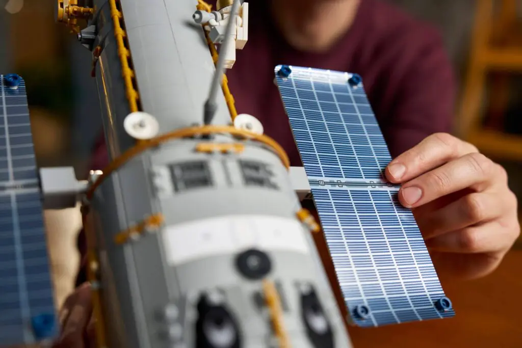 LEGO Icons Hubble Space Telescope - view 6