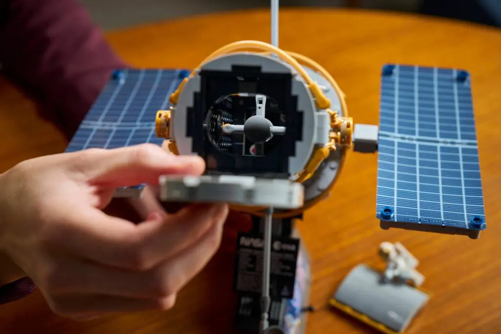 LEGO Icons Hubble Space Telescope - view 8