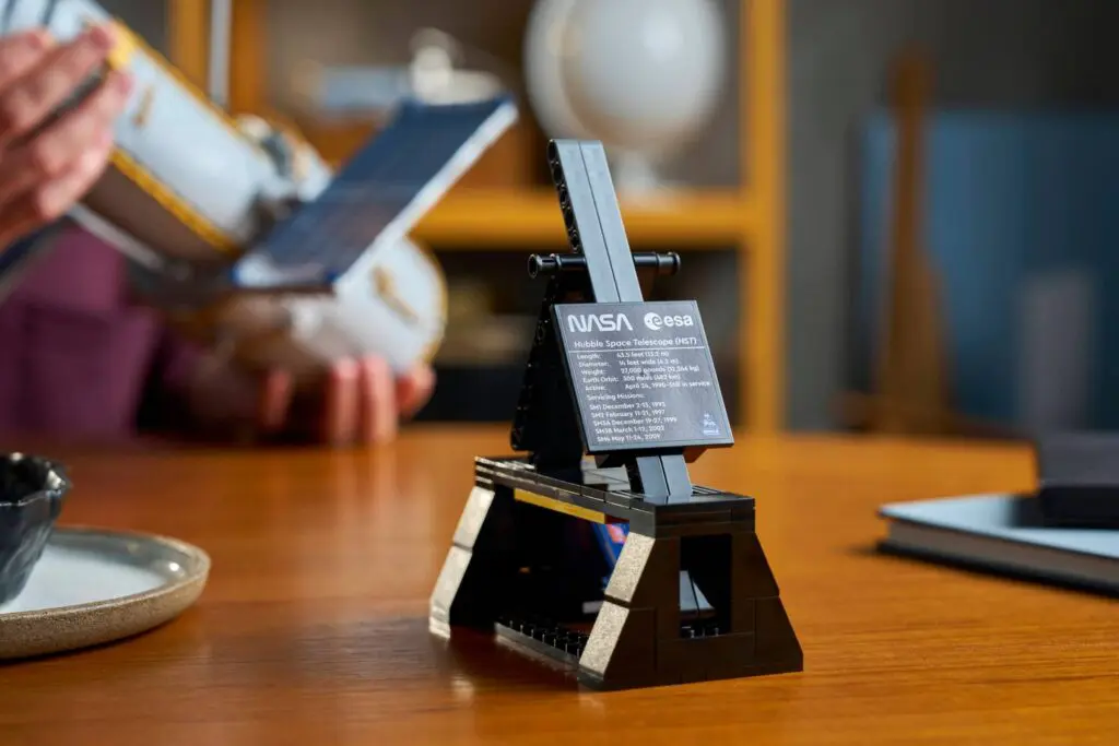 LEGO Icons Hubble Space Telescope - view 10