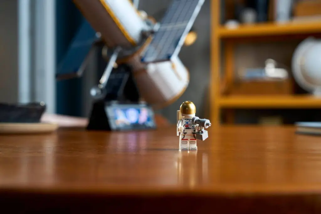 LEGO Icons Hubble Space Telescope - view 11
