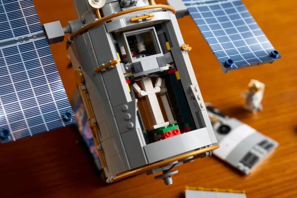 LEGO Icons Hubble Space Telescope - view 12