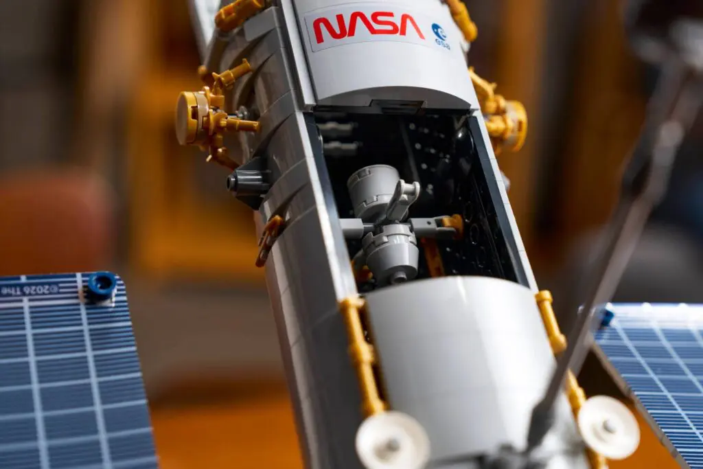 LEGO Icons Hubble Space Telescope - view 13