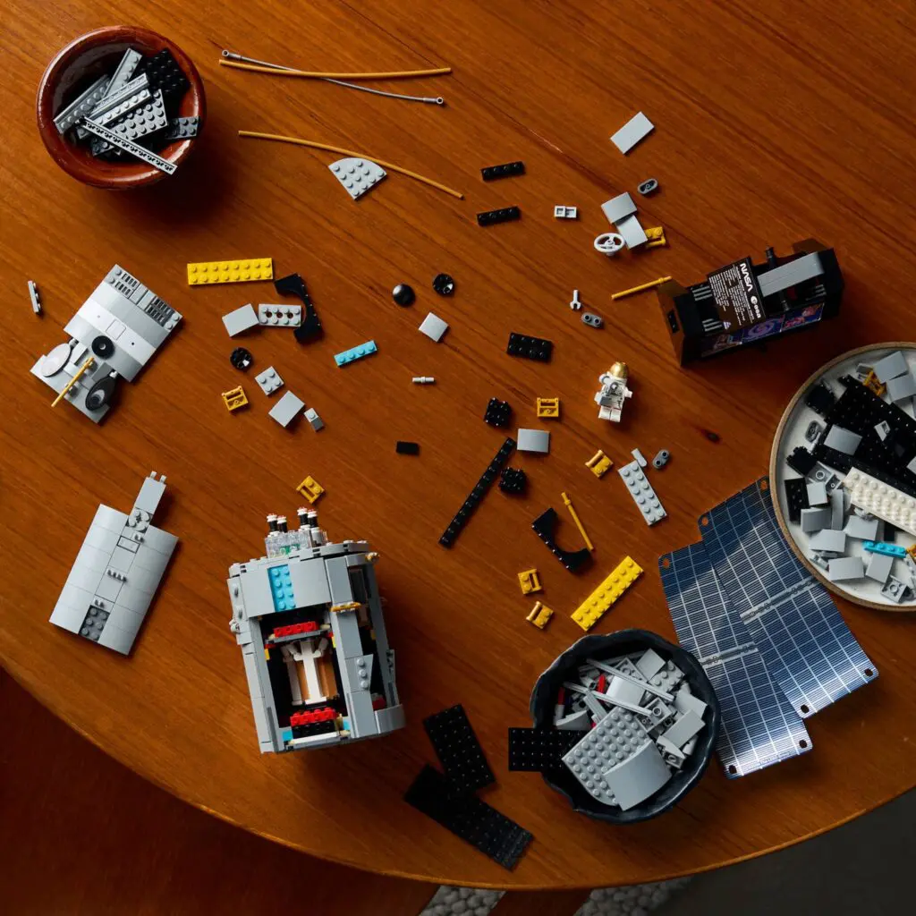 LEGO Icons Hubble Space Telescope - view 14
