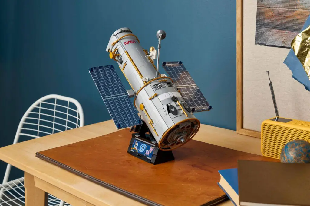 LEGO Icons Hubble Space Telescope - view 17