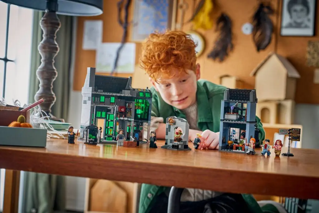 LEGO Harry Potter Knockturn Alley Wizarding Shops - view 7