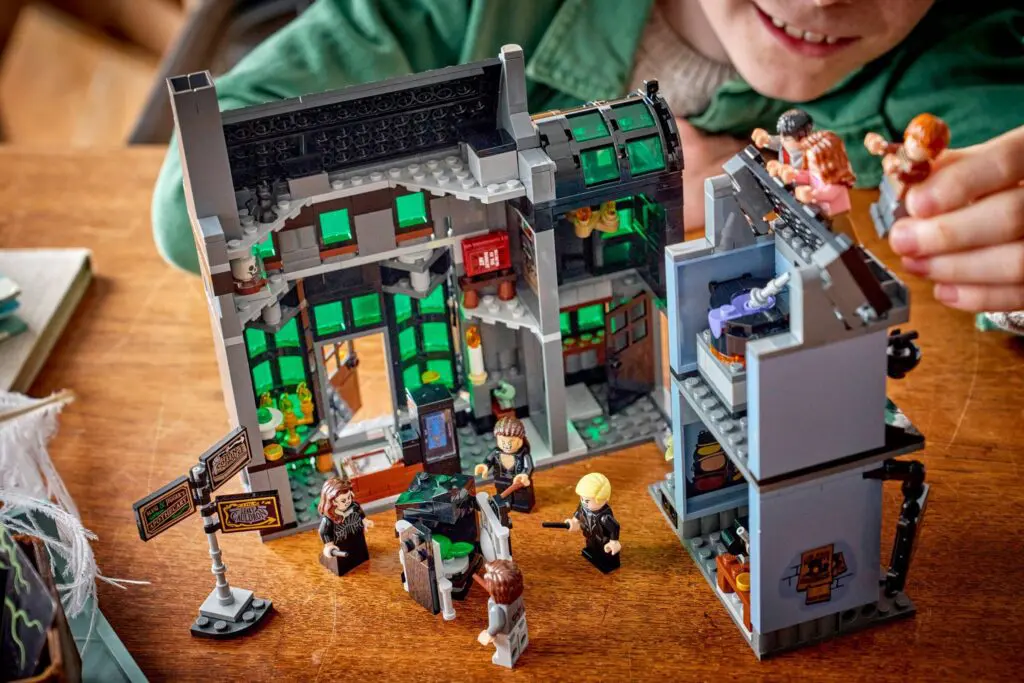 LEGO Harry Potter Knockturn Alley Wizarding Shops - view 8