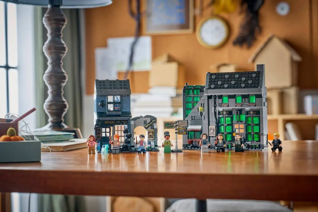 LEGO Harry Potter Knockturn Alley Wizarding Shops - view 9