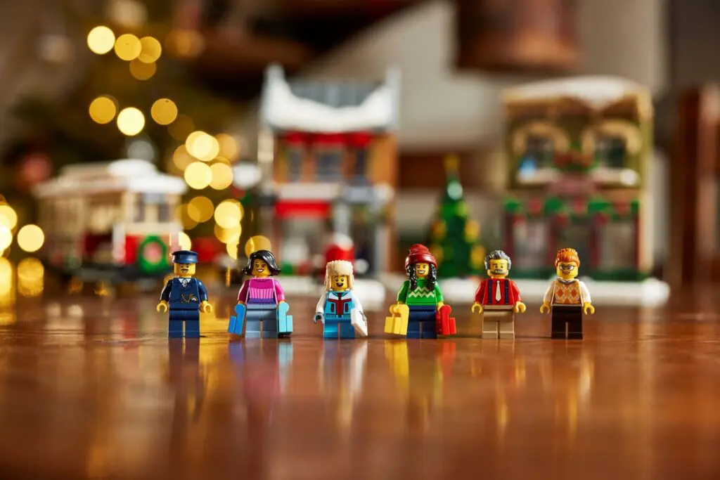 LEGO Icons Holiday Main Street - view 3