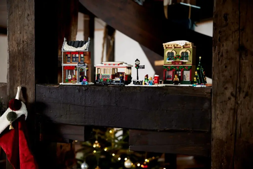 LEGO Icons Holiday Main Street - view 4