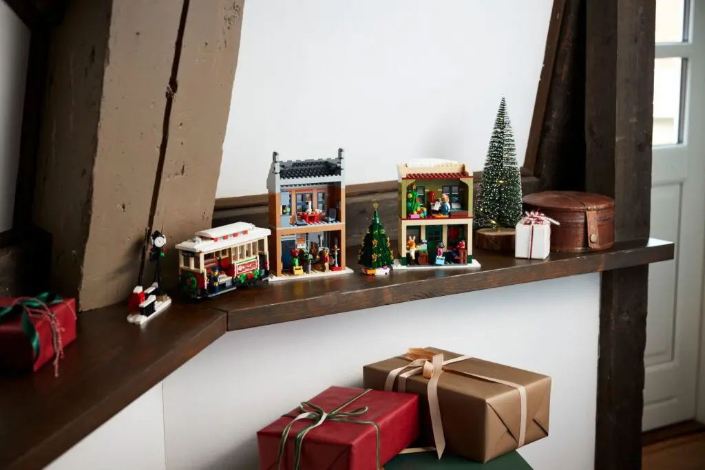LEGO Icons Holiday Main Street - view 5