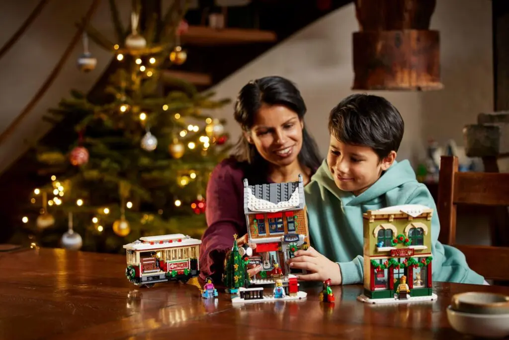LEGO Icons Holiday Main Street - view 13