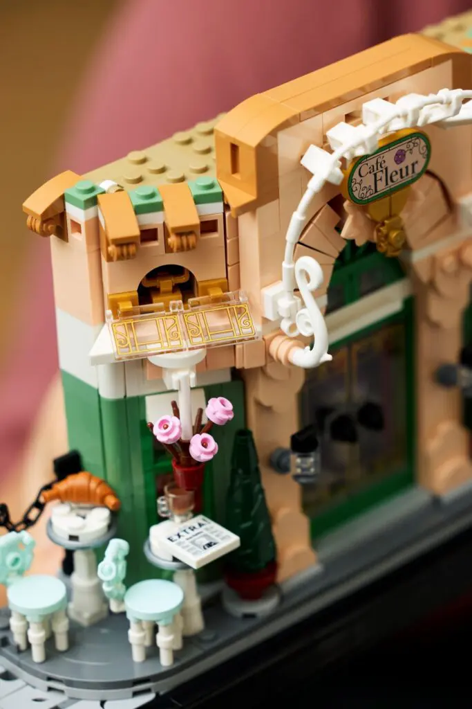 LEGO Icons French Café - view 5