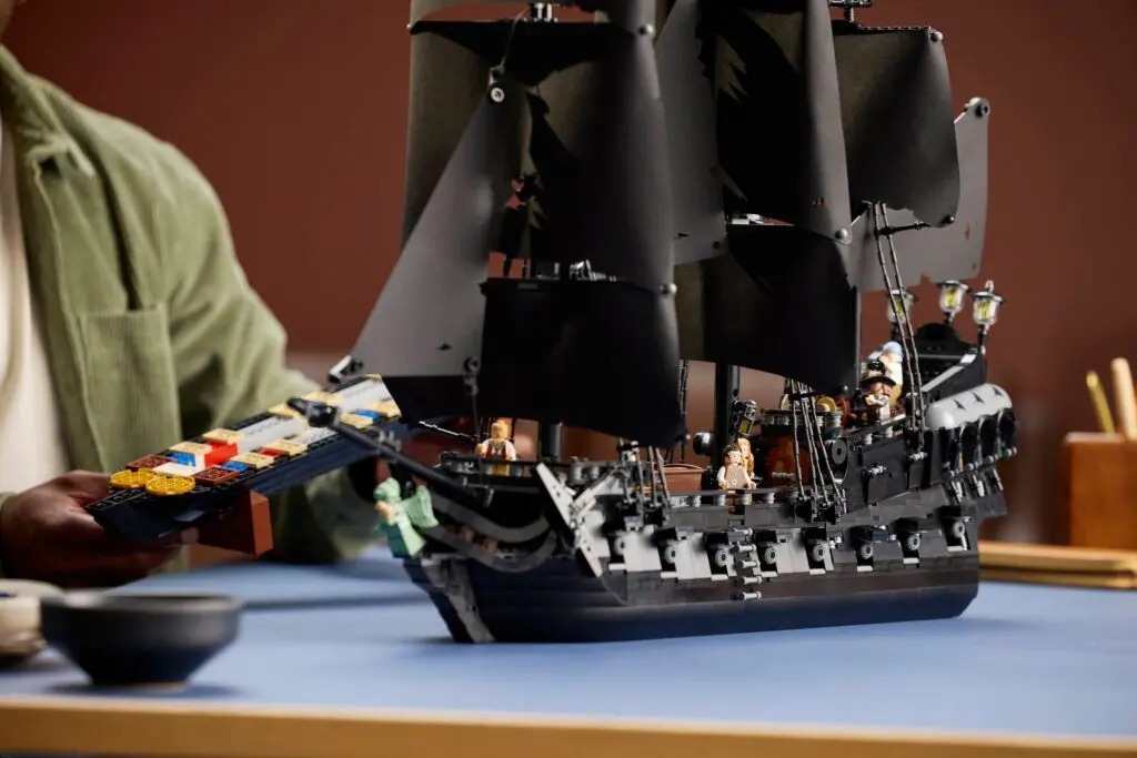 LEGO Icons Captain Jack Sparrow's Pirate Ship - view 5