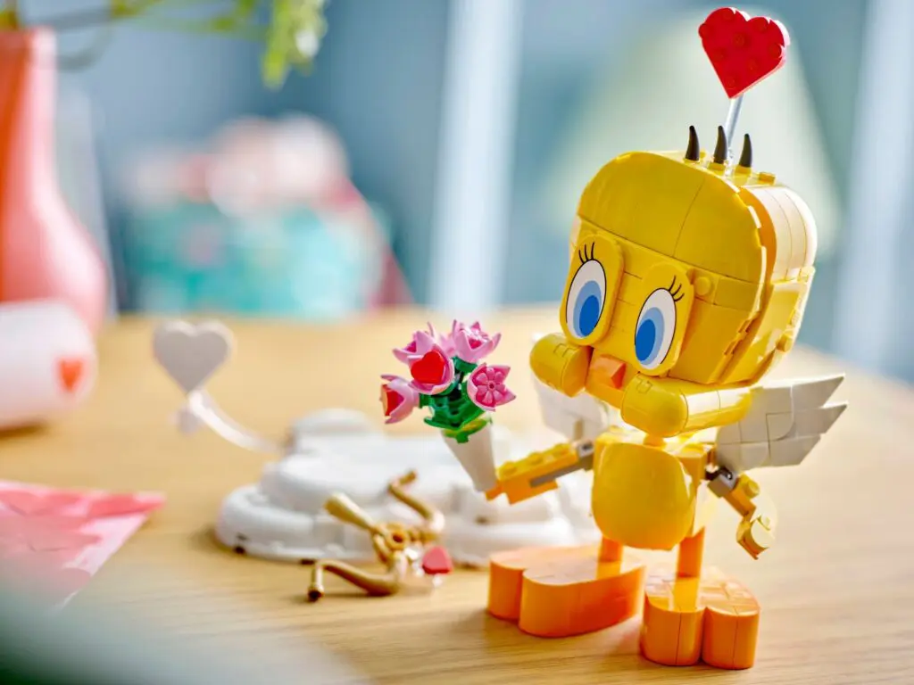 LEGO Seasonal Sweetheart Tweety Bird - view 4