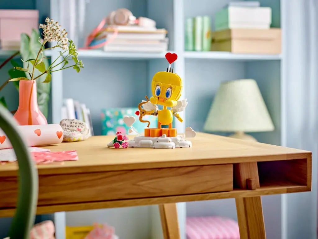 LEGO Seasonal Sweetheart Tweety Bird - view 5