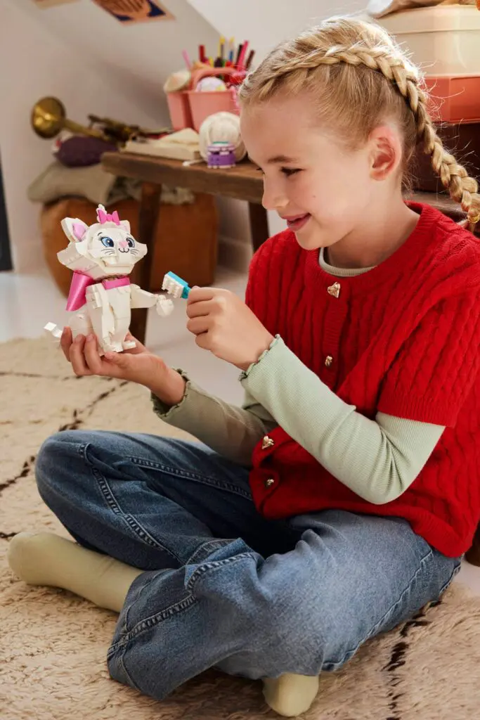 LEGO Disney The Aristocats Adorable Marie - view 5