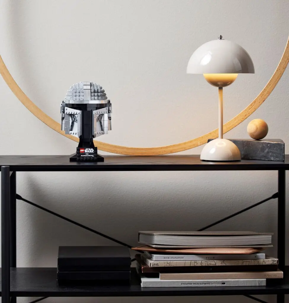 LEGO Star Wars The Mandalorian Helmet - view 7