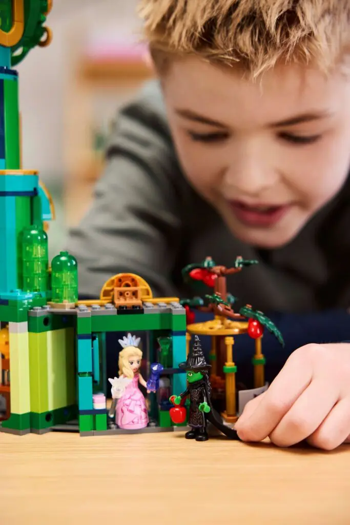 LEGO Wicked Welcome to Emerald City - view 6