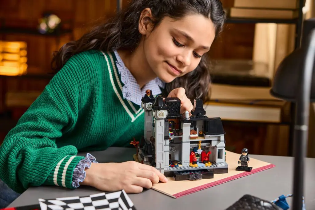 LEGO Wednesday Nevermore Academy - view 7