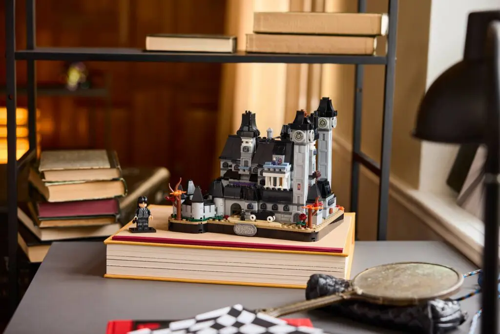 LEGO Wednesday Nevermore Academy - view 8