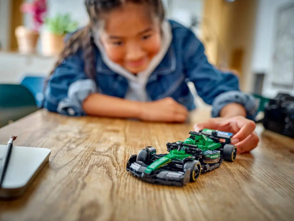 LEGO Speed Champions Aston Martin Aramco F1 AMR24 - view 4