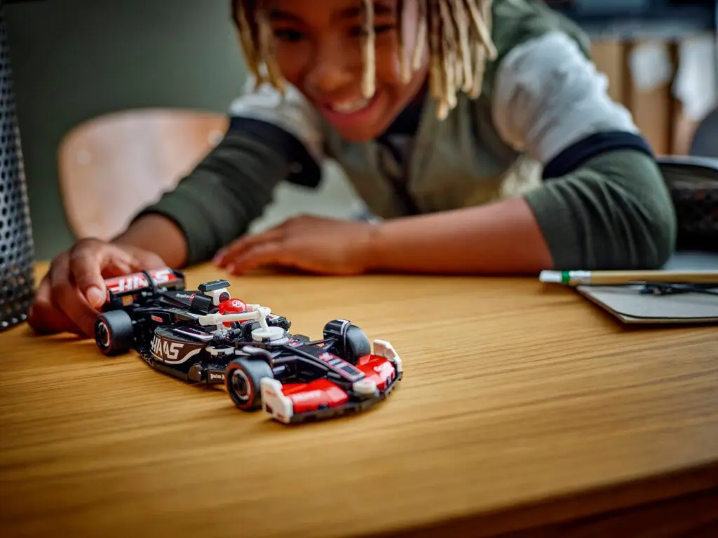 LEGO Speed Champions MoneyGram Haas F1 Team VF-24 - view 5