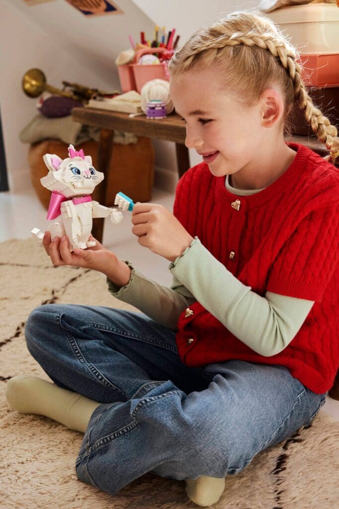 LEGO Disney The Aristocats Adorable Marie - view 5